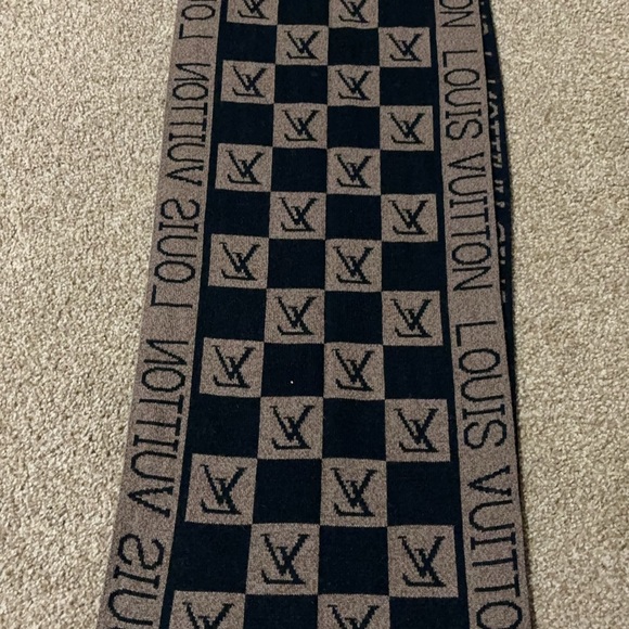 Louis Vuitton Scarf - Picture 4 of 8